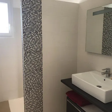 Belle Avec Piscine Chauffee Sur Un Magnifique Jardin Arboree Dans Le Maquis קונקה